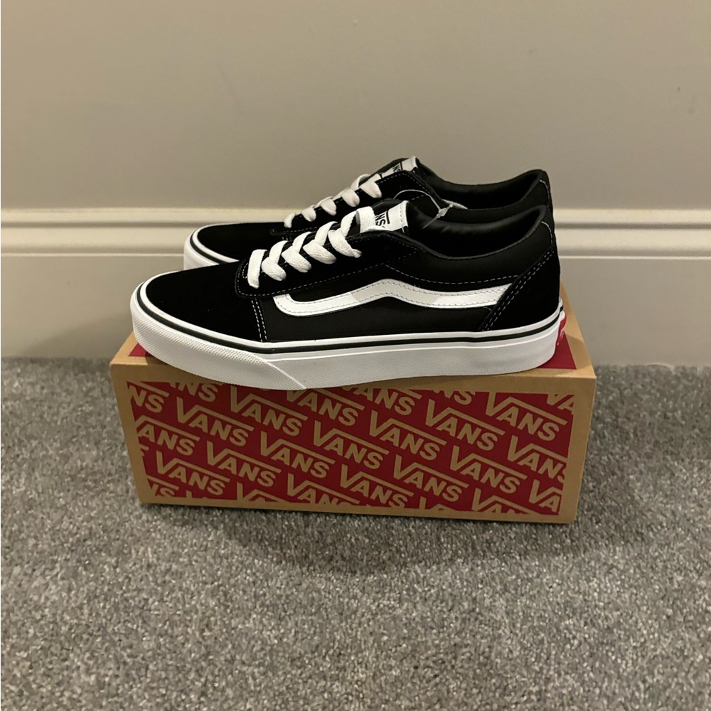 NWT Vans OldSkool - Size 4Y